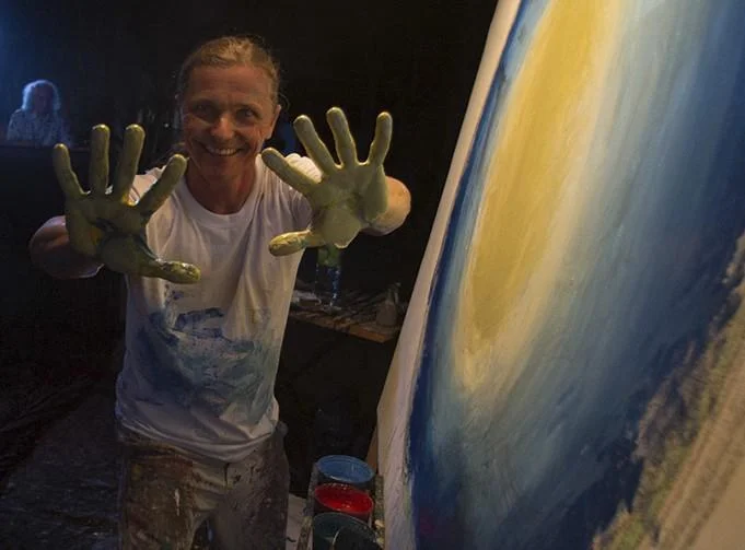 Carlos Hiller con las manos cubiertas de pintura
