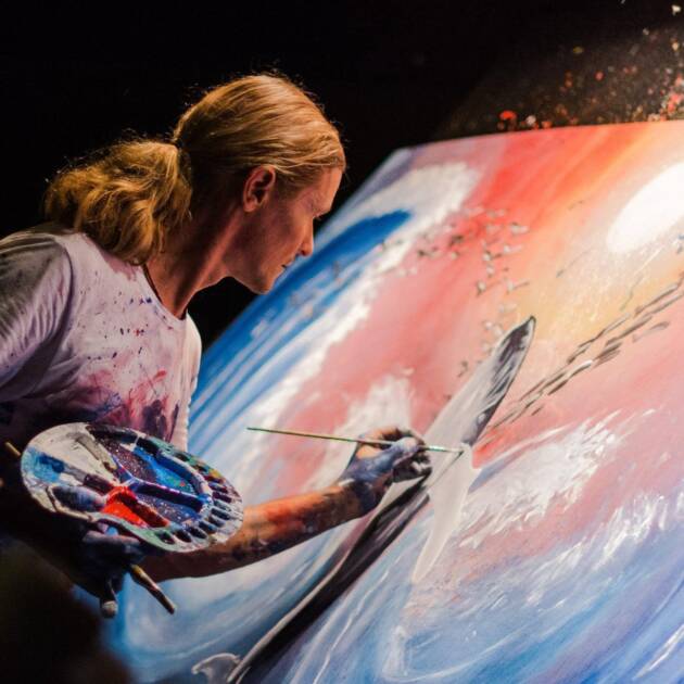 Carlos Hiller pintando en vivo durante un concierto
