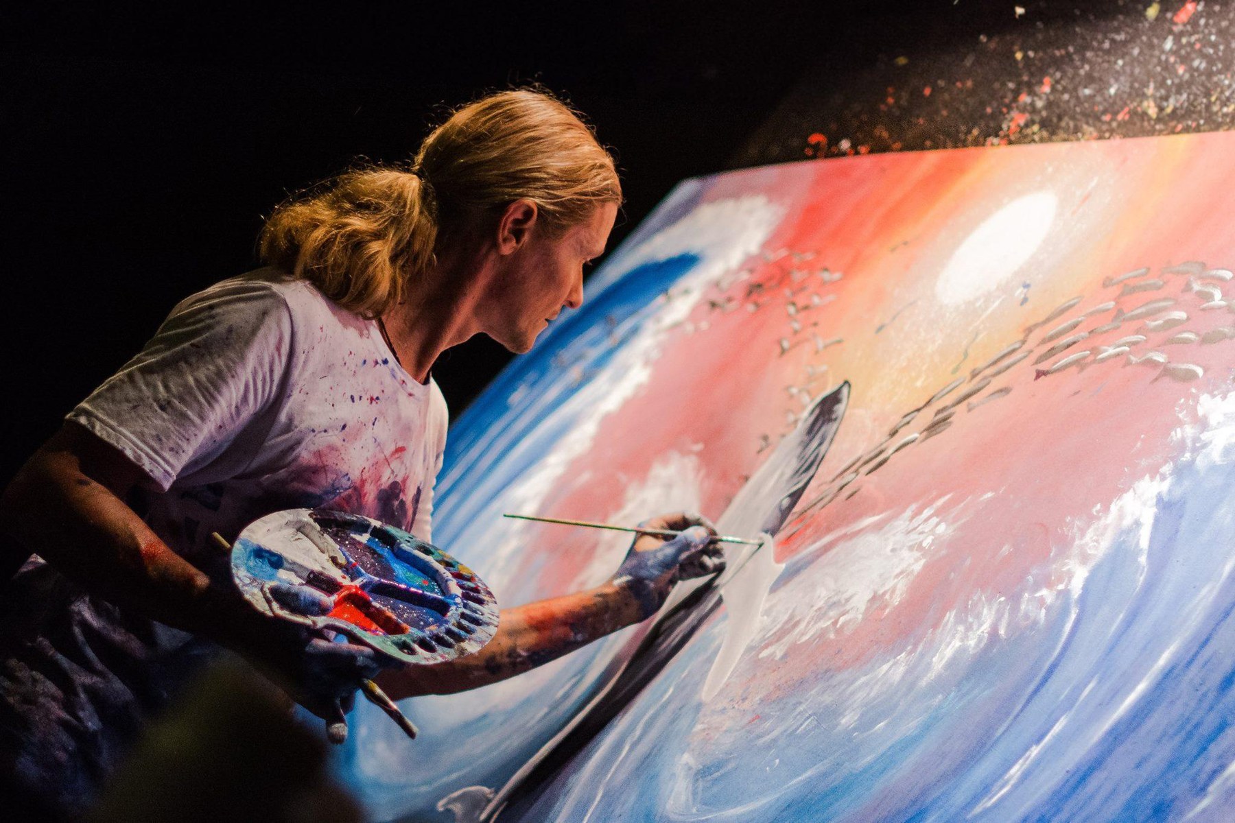Carlos Hiller pintando en vivo durante un concierto